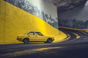 Sous-virage : comprendre pourquoi la voiture tire vers l'extérieur et comment réagir